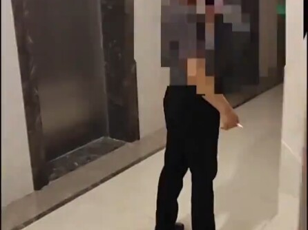 أنصح من يدخنون بأن يدخنوا في سريرهم بصمت.