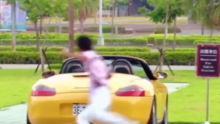 الشاب يأخذ فتاة جميلة إلى غرفة الفندق، لكنه يكتشف أن الفتاة ابنة رئيس الشرطة مباشرة، والآن أصبح الأم