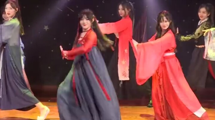 Let's watch the corgi having fun! Duan is trying so hard to hold back his laughter, Yixuan! A histor