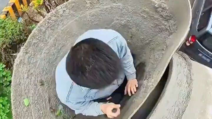 Pembersihan bagian dalam truk pengaduk semen: Saat masuk, rasanya sangat menakjubkan.