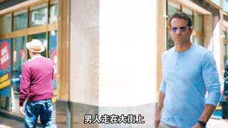 男人走在大街上，突然被歹徒扔来一颗手雷，他本想掐准时间把它仍回去，可结果