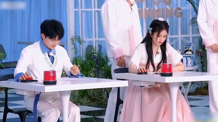 โจวเซิน: ยังดีที่มือฉันไว! ไป๋ลู่: …