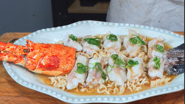 ไม่ได้กินบะหมี่ถ้วยที่จัดเต็มขนาดนี้มานานแล้ว #สัมผัสบรรยากาศชีวิตคนเมืองที่แผงลอยข้างถนน