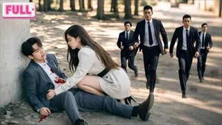 Ditinggal sendirian, gadis miskin selamatkan pria… ternyata dia CEO yang jatuh cinta padanya!