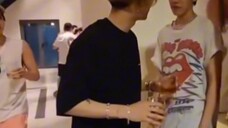 Gặp gỡ thần tượng Jackson Wang của anh ấy ở Phuket pp, giống như một người anh lớn và một người anh