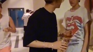 在普吉岛pp与他的偶像王嘉尔见面啦            像大哥哥和一个软软香香的甜弟！