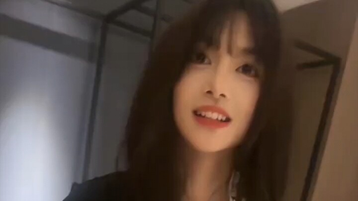 "Cinta bersemi bersama dentang lonceng, ketika lonceng berhenti, hati masih tak tenang"