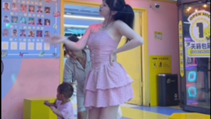 Váy hai dây màu hồng phấn, làn gió mùa hè thật thơm～