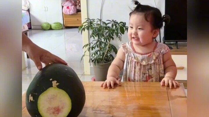 Cô bé mập xem cắt dưa hấu: từng tiếng khen ngợi giọng baby dễ thương, đáng yêu quá đỗi, đáng yêu hết
