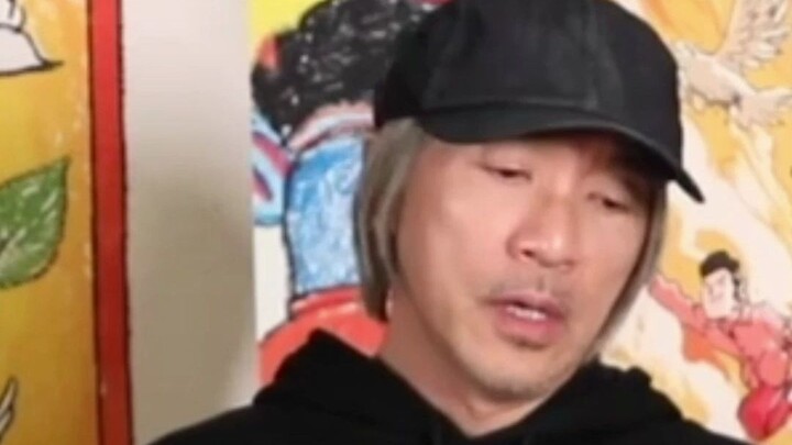 In an interview, Stephen Chow revealed that during his days as an extra, he once knelt down to the d