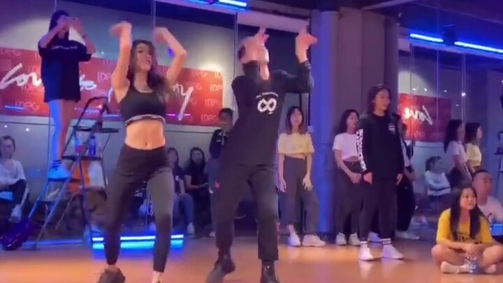 Bạn đã bao giờ nhìn thấy tiên mặc quần bó chưa? BBoom BBoom – Những bản nhạc dance cover của MoMolan