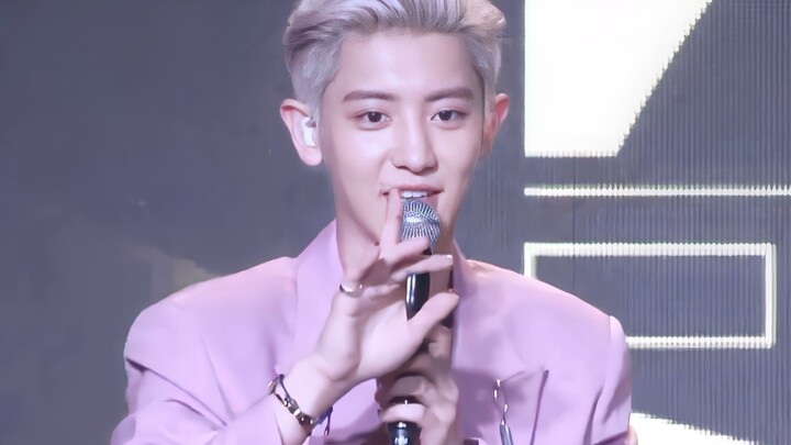 Bahkan lewat layar aja udah bikin gue sebel, tapi kamu terus-menerus ngulang tanpa bosan—siapa lagi 