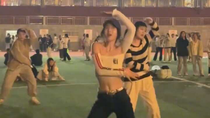 【كلية تشانغجياجيه】: الرقص في ملعب الحرم الجامعي، الزميلة الأكبر هي إلهي.