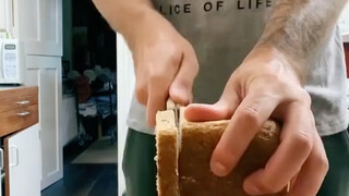 Có một blogger tên là "Cut Bread" trên Internet. Anh ấy rất thích cắt bánh mì. Và rất nhiều người cũ