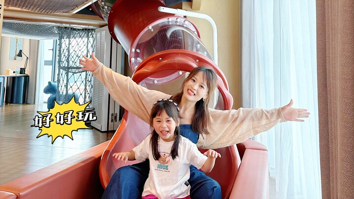 Oh my gosh! I checked into a maze-like castle-themed family hotel with my kid!