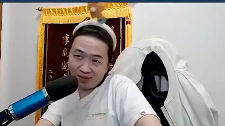 Lu Dehua keeps his word—does he really have to wipe his mouth after eating?