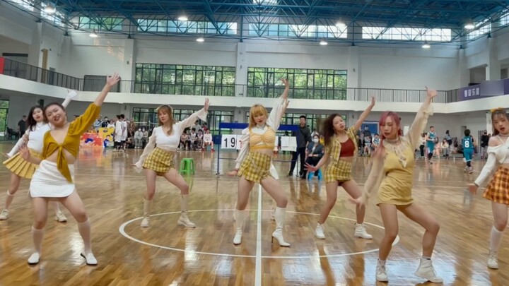 What is it like for art students to dance TWICE's "I Can't Stop Me" together? The halftime cheering 