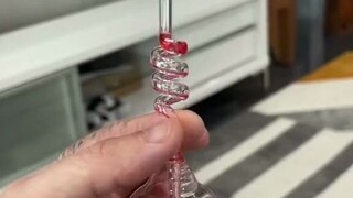 小哥展示自己收集到的三个宝贝，这设计一个比一个离谱...