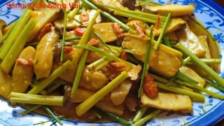Cách làm món nấm đùi gà xào nghệ. Chấm nước tương cay