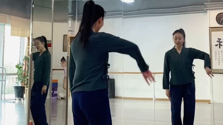 Senior Sister Han Tang from Beijing Dance Academy shares a back-to-back demonstration of "Xianghe Ge