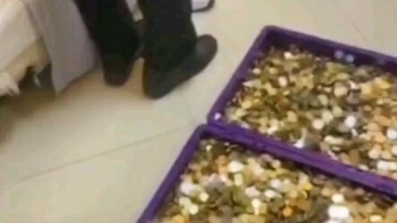 Seorang perempuan yang mengalami kecelakaan kerja menuntut kompensasi, namun yang ia terima malah du