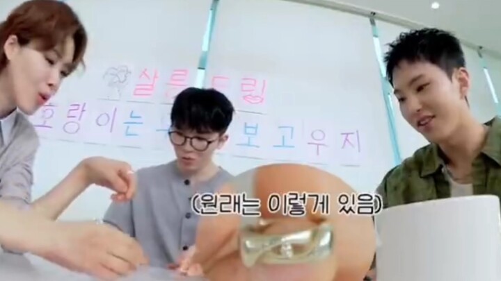 Saat tidak syuting pun para member selalu memakai cincin grup! Berlian milik Woozi entah kapan sudah