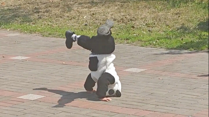Baby’s tummy’s rumbling again! Kid busts out some sick street dance moves—this is next-level cool!