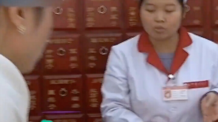A woman bought medicine at the pharmacy and, upon returning home and preparing to give it to her mot