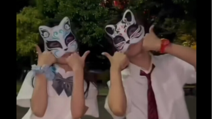 هههههه لا أستطيع التحمل، رقصة حبيبين لطيفة جدًا 💖