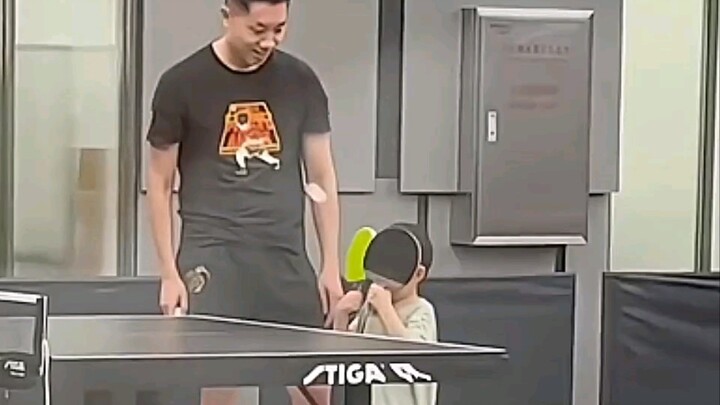 Putra Xu Xin menangkap bola dengan kepalanya, lucu sekali, aduuuh!