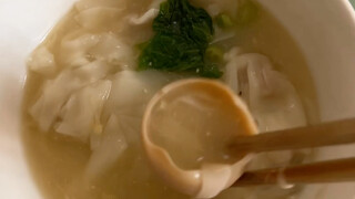 Menggunakan telur sebagai sendok bisa membuatmu tidak perlu mencuci sendok lagi, cepat ajak temanmu 