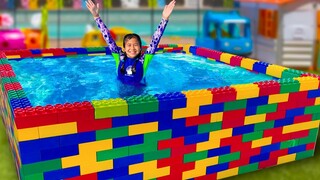 Jannie Teaches Ellie How to Swim in the Kids Pool and Plays with Fun Water Toys