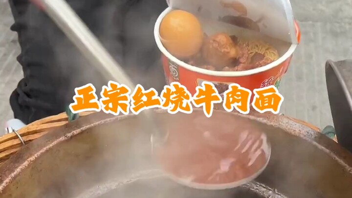 Bos menambahkan daging tanpa menggoyangkan tangannya