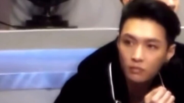 EXO ทิ้งกันไปอย่างโชคดีที่พวกเขารู้ว่าชื่อของพวกเขาคือ EXO