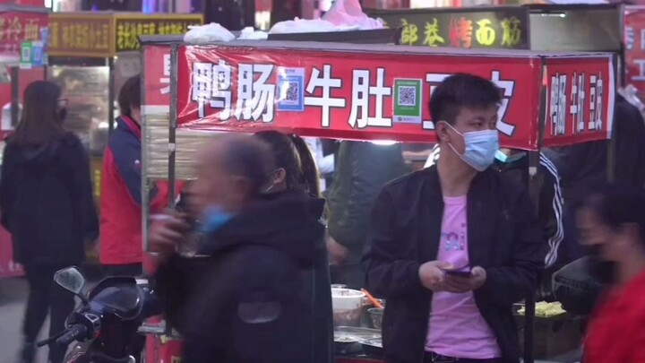 ขายของข้างถนนทำเงินได้เยอะขนาดนี้จริงเหรอ? ถ้าเป็นคุณล่ะ คุณยินดีจะทำไหม?