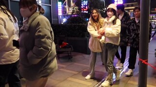 สาวๆ ตุ๊กตาเอนหลังประหลาด กลัวจนน้ำตาไหล [Street Prank Challenge 68]