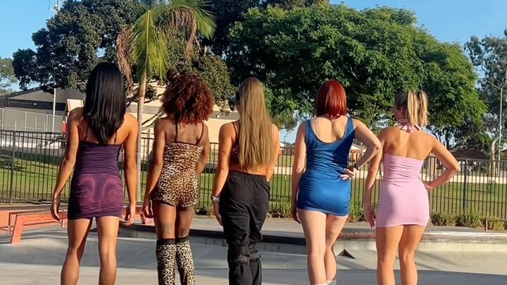 عندما رأيت الفتيات يزلجن على الجليد بسعادة هكذا، حتى علامات الجثة على جسدي خفتت!