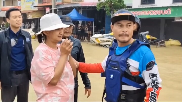 สส.ฝ่ายค้าน ระดมเข้าช่วยน้ำท่วม ประชาชนติดน้ำและเสียชีวิต...(คลิปจาก สํานักข่าวราษฎร Ratsadon News)