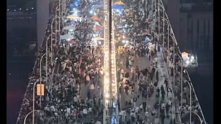 At least 10,000 people on Chongqing’s bridge on May Day!