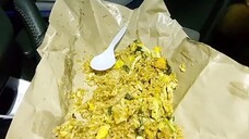 makan nasi goreng kwetiaw