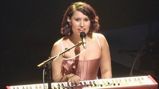 Raye在奥克兰不插电演唱Aespa的Better Things