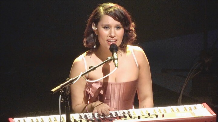 Raye performs Aespa's "Better Things" unplugged in Auckland