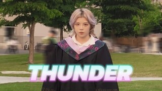 Tôi phải mặc áo cử nhân và ALO! Bạn có thể chúc tôi tốt nghiệp vui vẻ không~THUNDER—SEVENTEEN