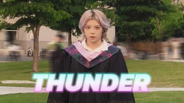 I have to wear a bachelor's degree gown and ALO! Can you wish me a happy graduation~THUNDER—SEVENTEE