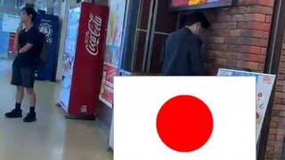 The wall gradually cracked, and a Japanese man bravely held the wall to save countless passers-by.