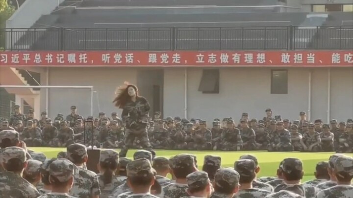 快看 她的头发会发光