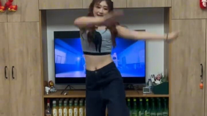 ตื่นเต้นเหรอ? หลี่ไฉหลิงร้องเพลงอยู่ในห้องนั่งเล่นเหรอ!