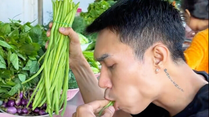 Just the price of a bowl of rice noodles gets you an all-you-can-eat veggie buffet—free and unlimite