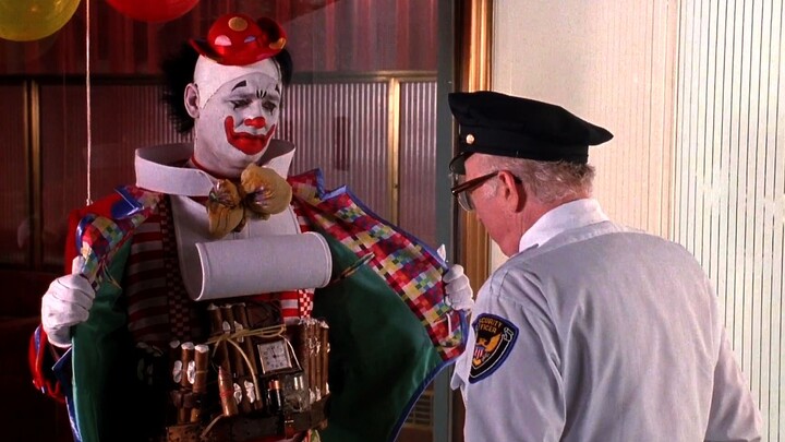 搞笑片：劫匪扮小丑抢银行，结果没人相信，只能开枪自证清白！