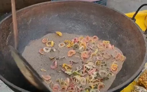 ขนมทอดทรายข้างถนนในอินเดีย ไม่กลัวเลยว่ากินมากไปแล้วจะเป็นนิ่วในถุงน้ำดี!